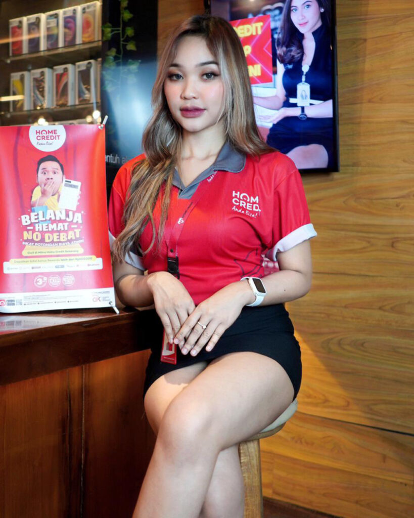 Foto Seksi SPG Good Pnsel Bali Paha Mulus Rok Mini Hitam celana dalam