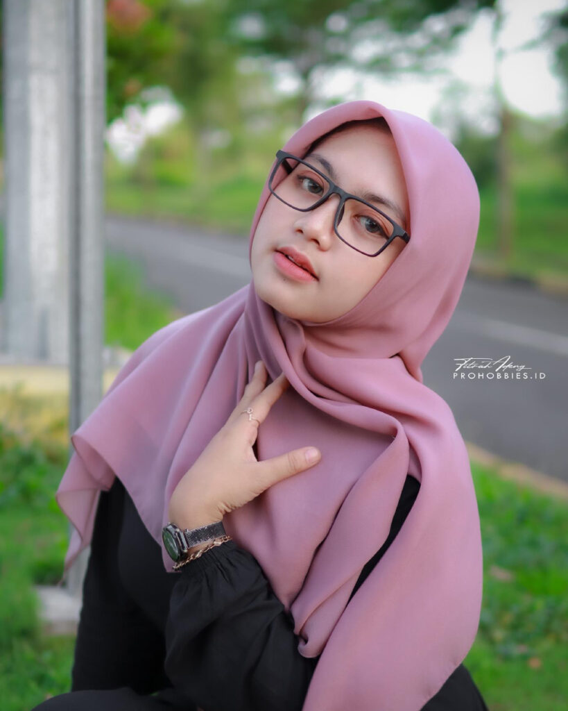 Indri Nurna Selebgram Hijab Cantik Cewek Igo kacamata