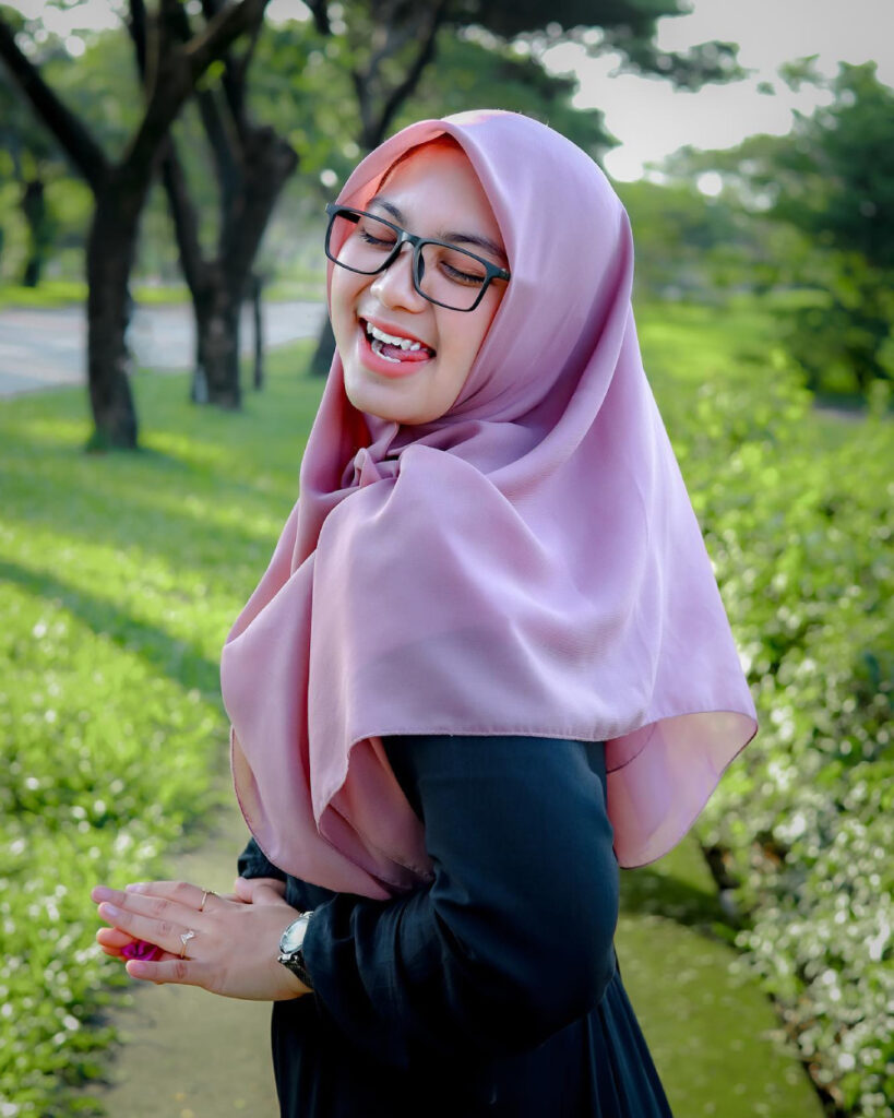 Indri Nurna Selebgram Hijab Cantik Lidat Melet