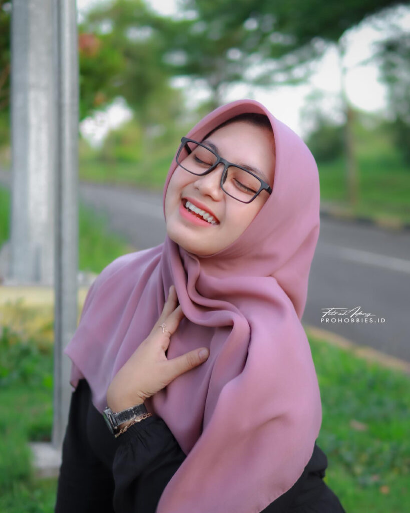 Indri Nurna Selebgram Hijab Cantik Senyum tutup mata