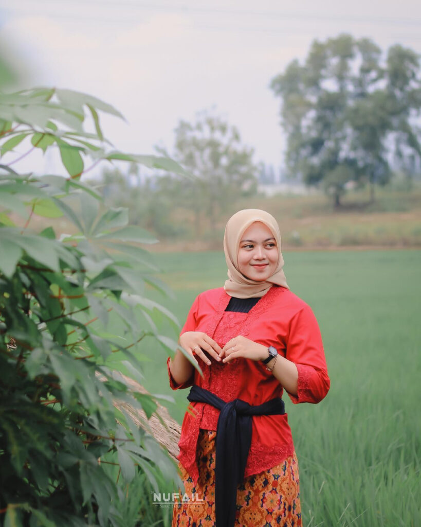 Kebaya Merah Indri Nurna Sarung Batik manis Tengah sawah gadis desa