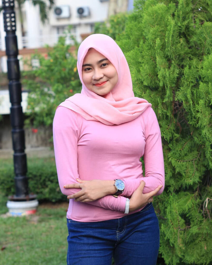 Ririn Putri Anjani Selebgram Hijab suka pakai Baju Kaos ketat