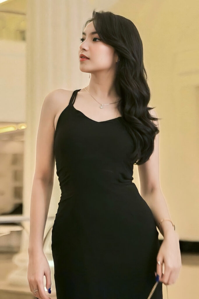 Elegant Sexy Dress Shania Gracia Pose menantang