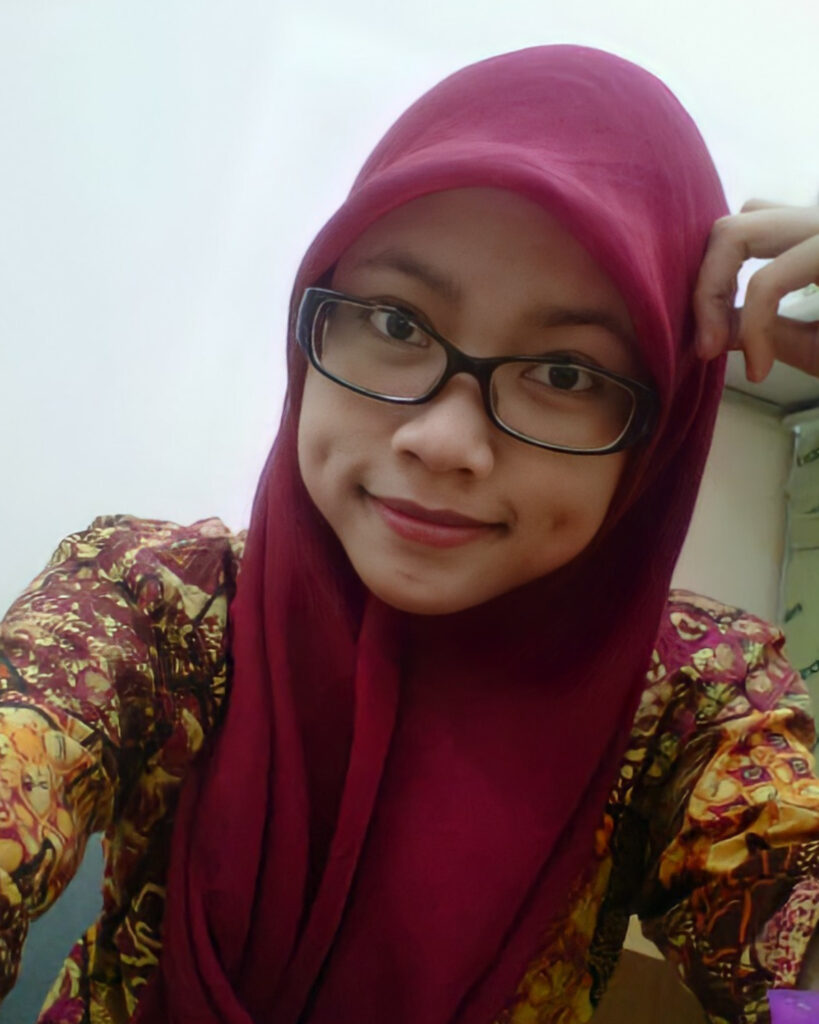 Erza Yusmira Bidan Viral Seksi Hijab Batik Jilbab Merah