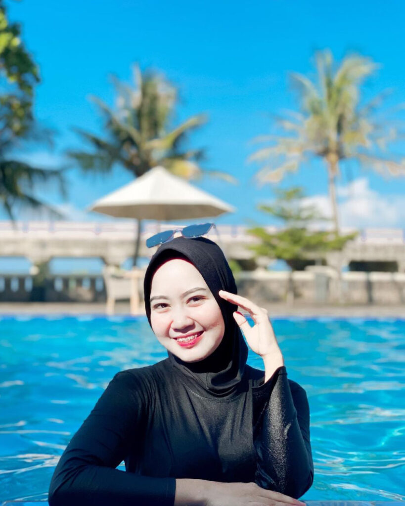 Irma Fadillah basah main air hijab di kolam renang