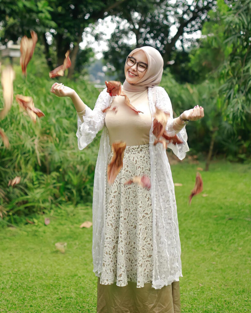 Rok Brokat Selebgram Hijab Seksi Marfa Moela Konsep foto ala ala di taman Toge