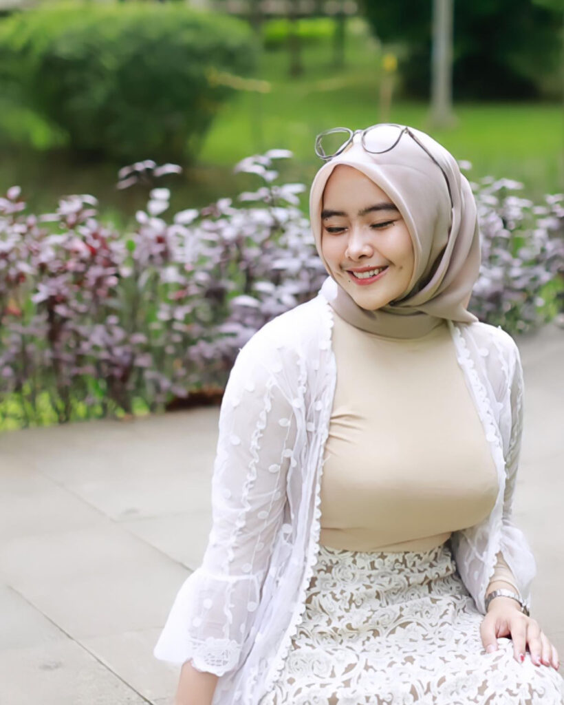 Selebgram Hijab Seksi Marfa Moela Senyum Gede