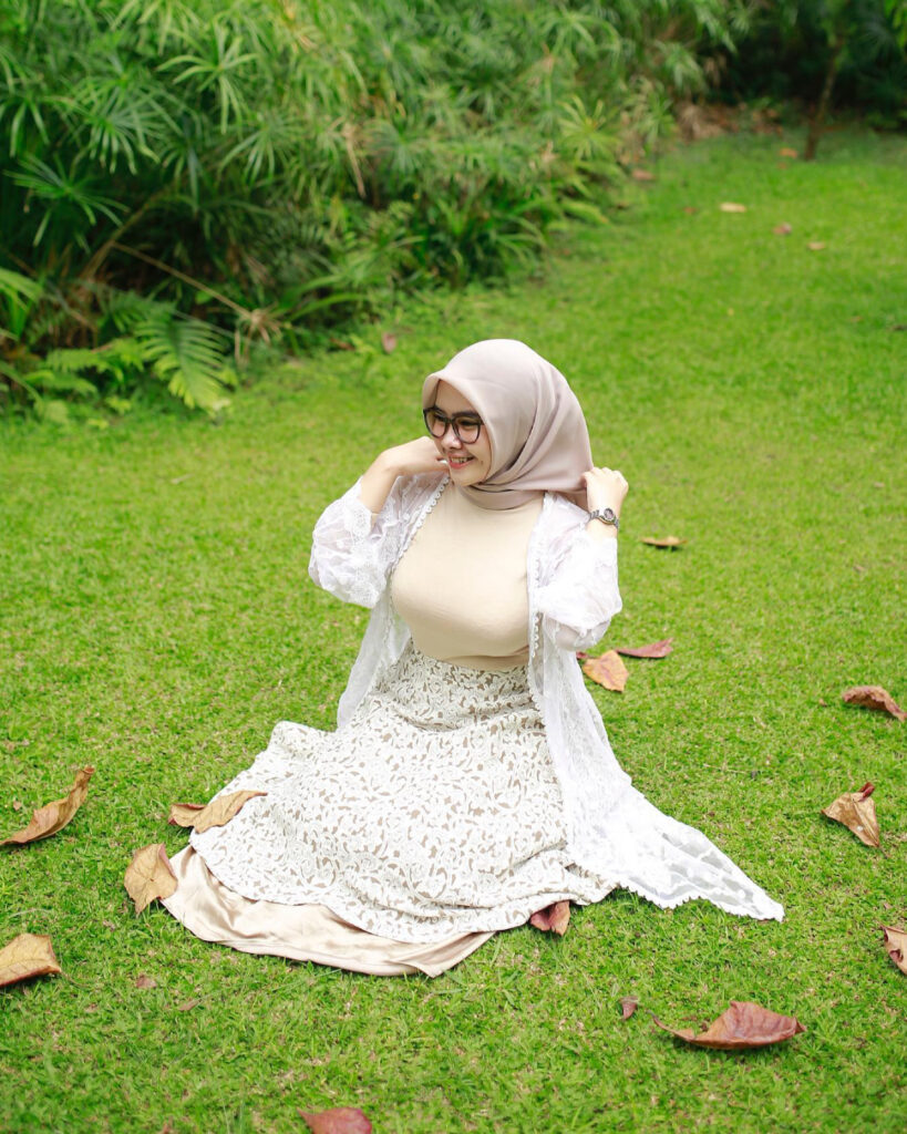 Selebgram Hijab Seksi Marfa Moela di taman Rumput Hijau seksi Pose Duduk