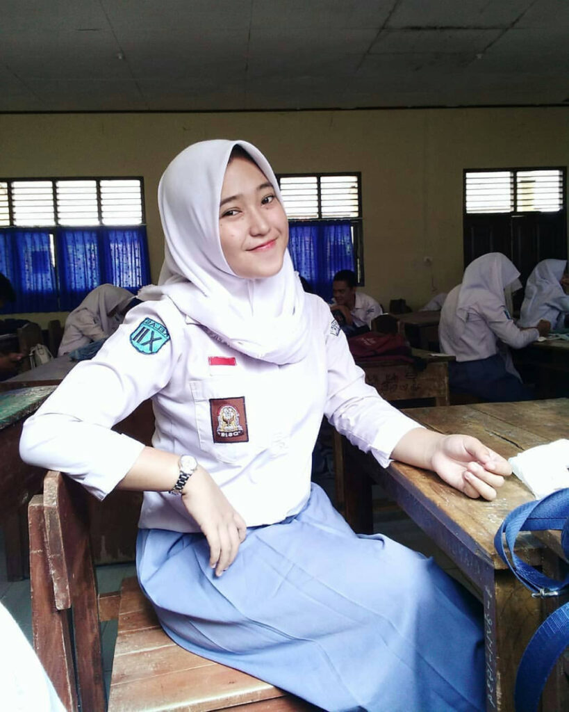 Senyum manis siswi SMA Manis Hijab