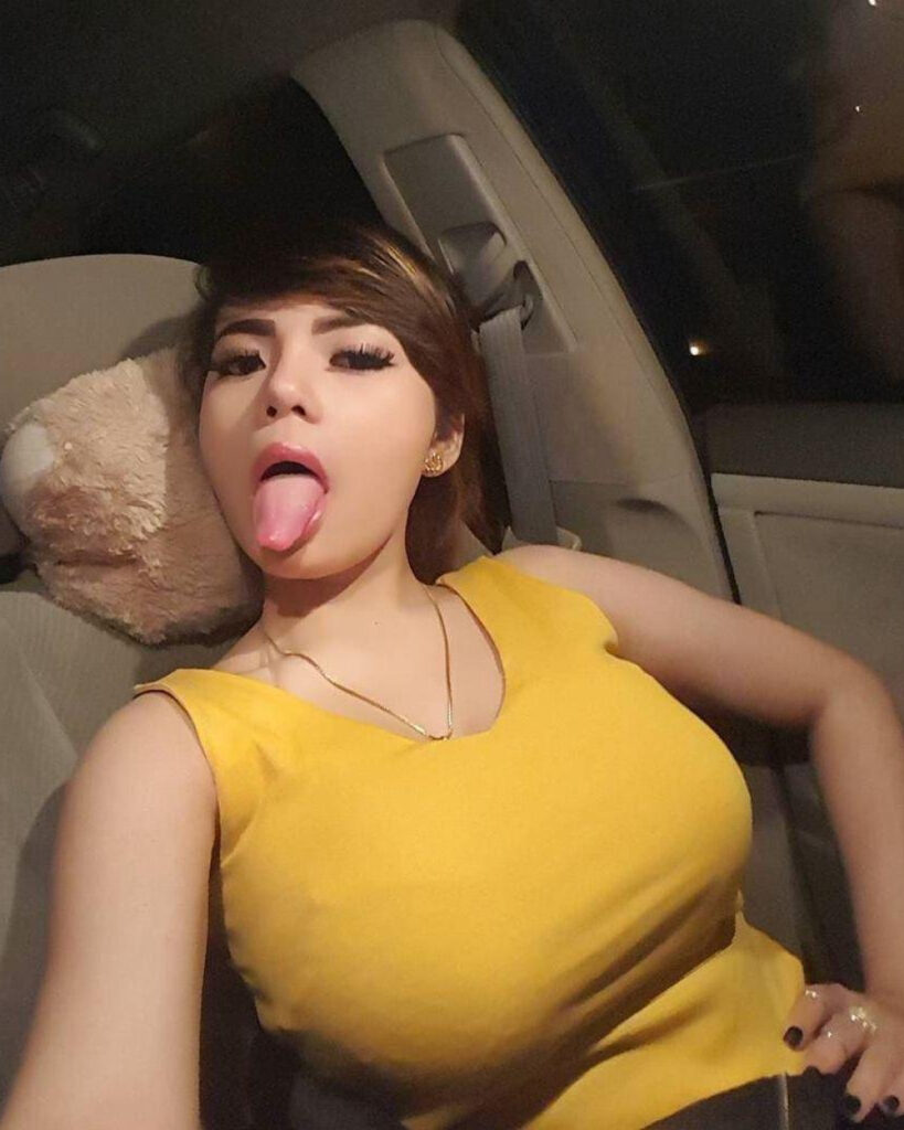 Foto Seksi Dinar Candy Bibir melet lidah panjang