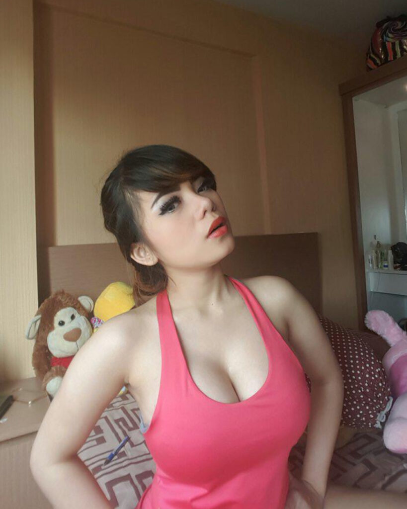 Foto Seksi Dinar Candy Tanktop PInk Celengan belahan dada