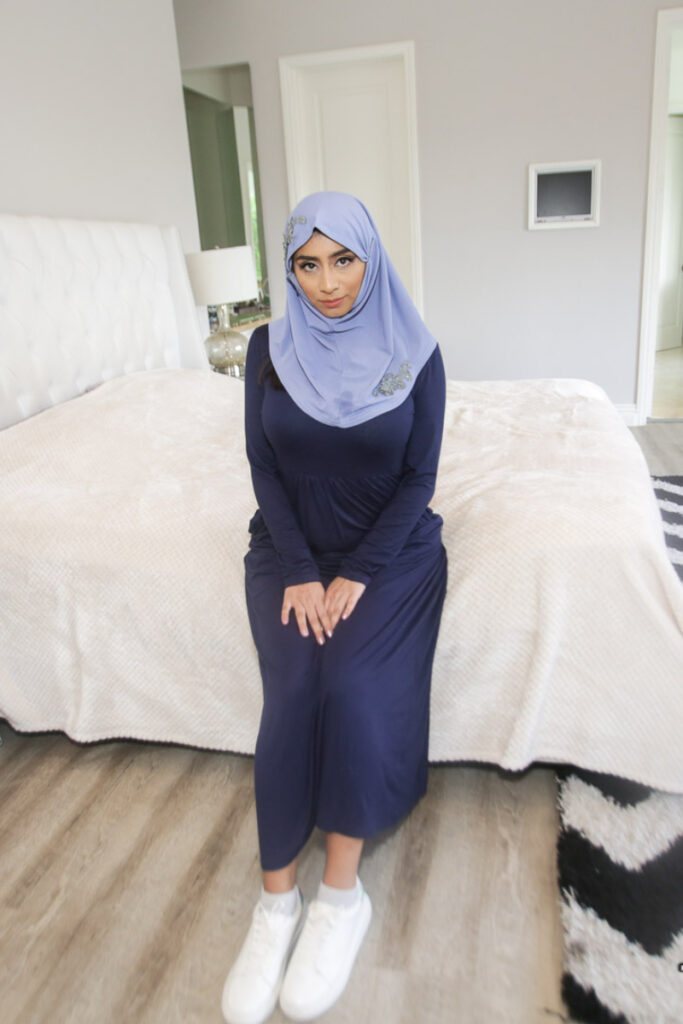 Hijab Violet Myers Lipat tangan cewek kalem manis