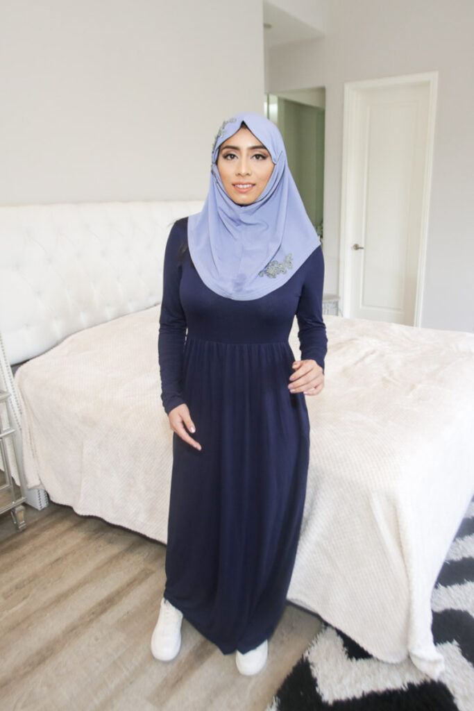 Hijab Violet Myers Pose manis Menggoda