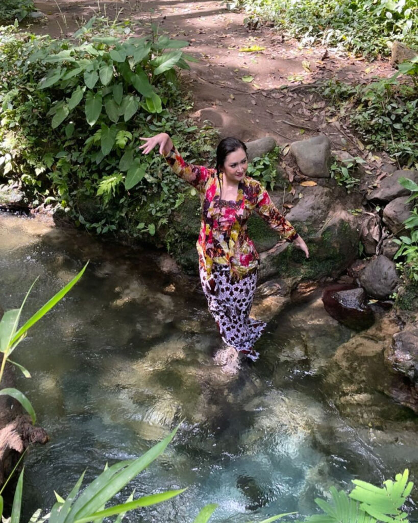 Intip Nafa Urbach Mandi Ngintip di Sungai Seksi Sarung Batik