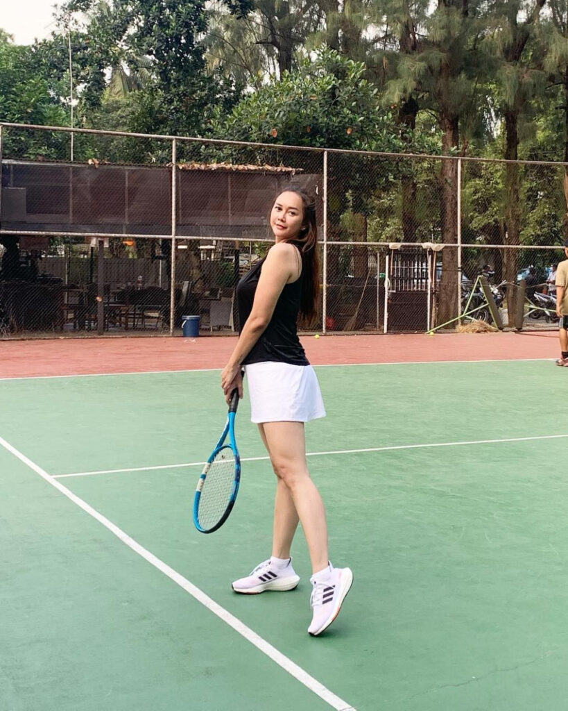 Paha Mulus Aura Kasih kaki jenjang main tenis rok mini