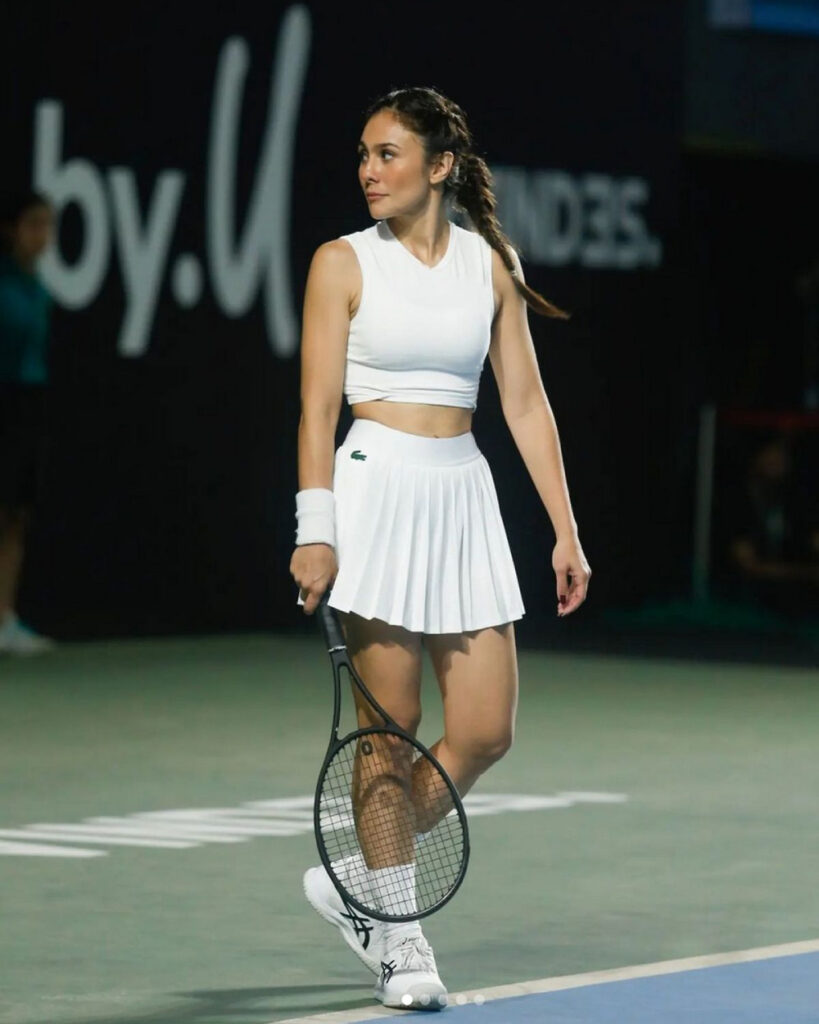 Rok Mini Putih seksi Wulan Guritno Main Tenis Lapangan