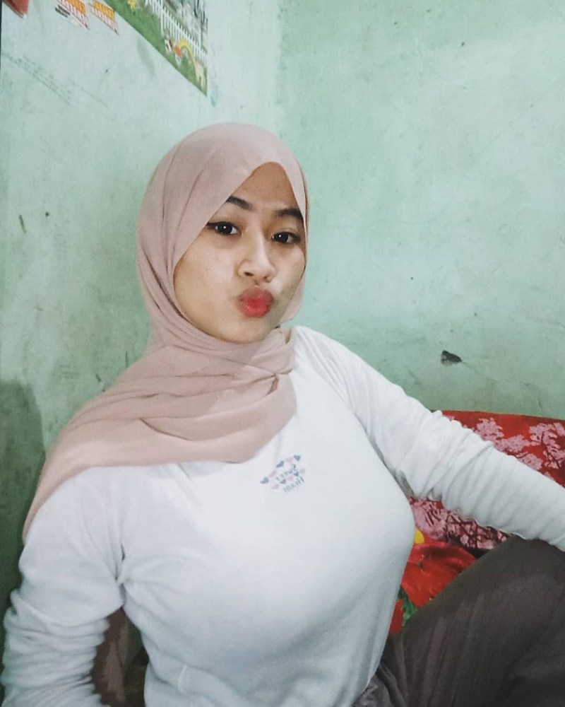 Bibir Manyun Mahasiswi Bibir seksi selfie di Kamar Kos