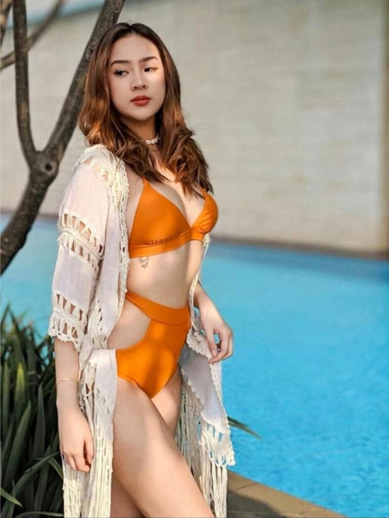 anya geraldine seksi pakai bikini orange di Kolam Renang