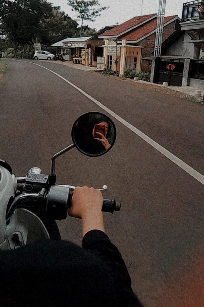 Contoh Foto PAP sedang naik motor