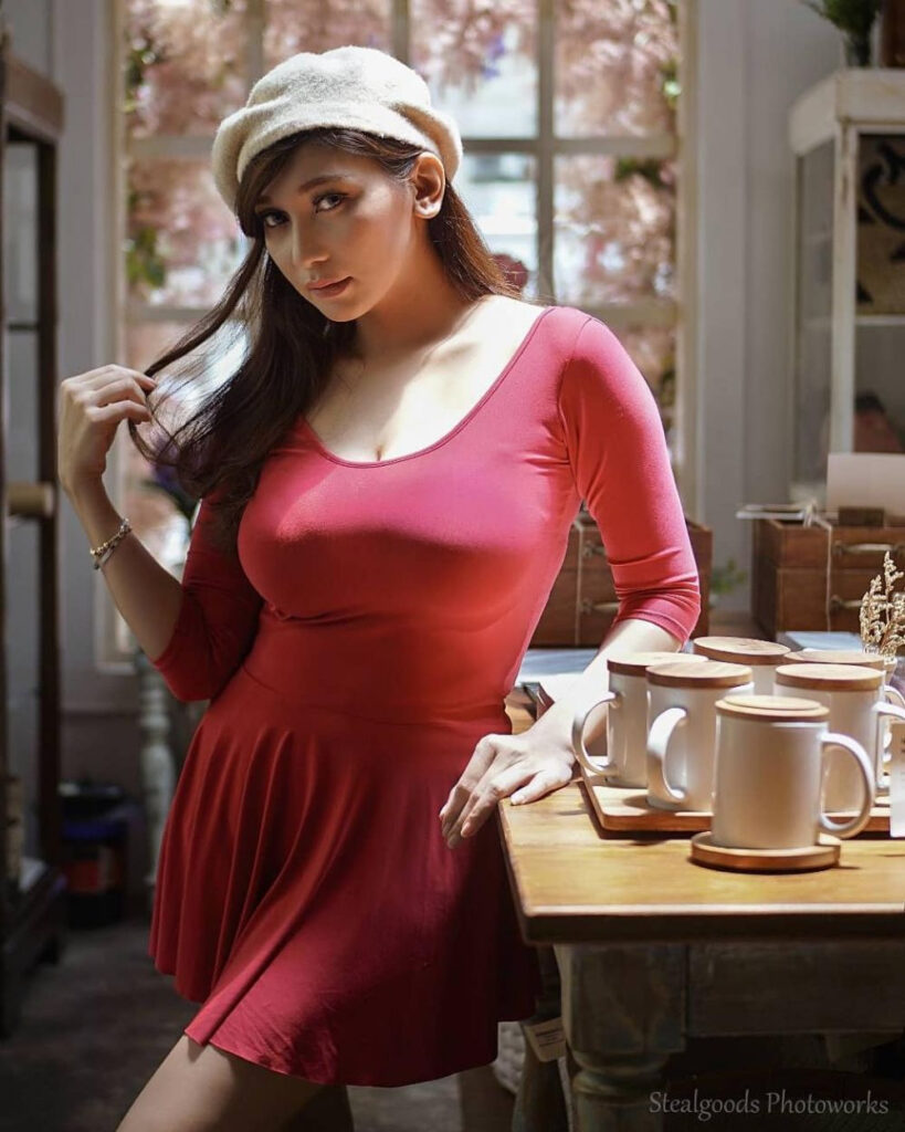 Foto Model Seksi Baby Margaretha Hot Mom Dress Merah Belahan dada Mini Dress