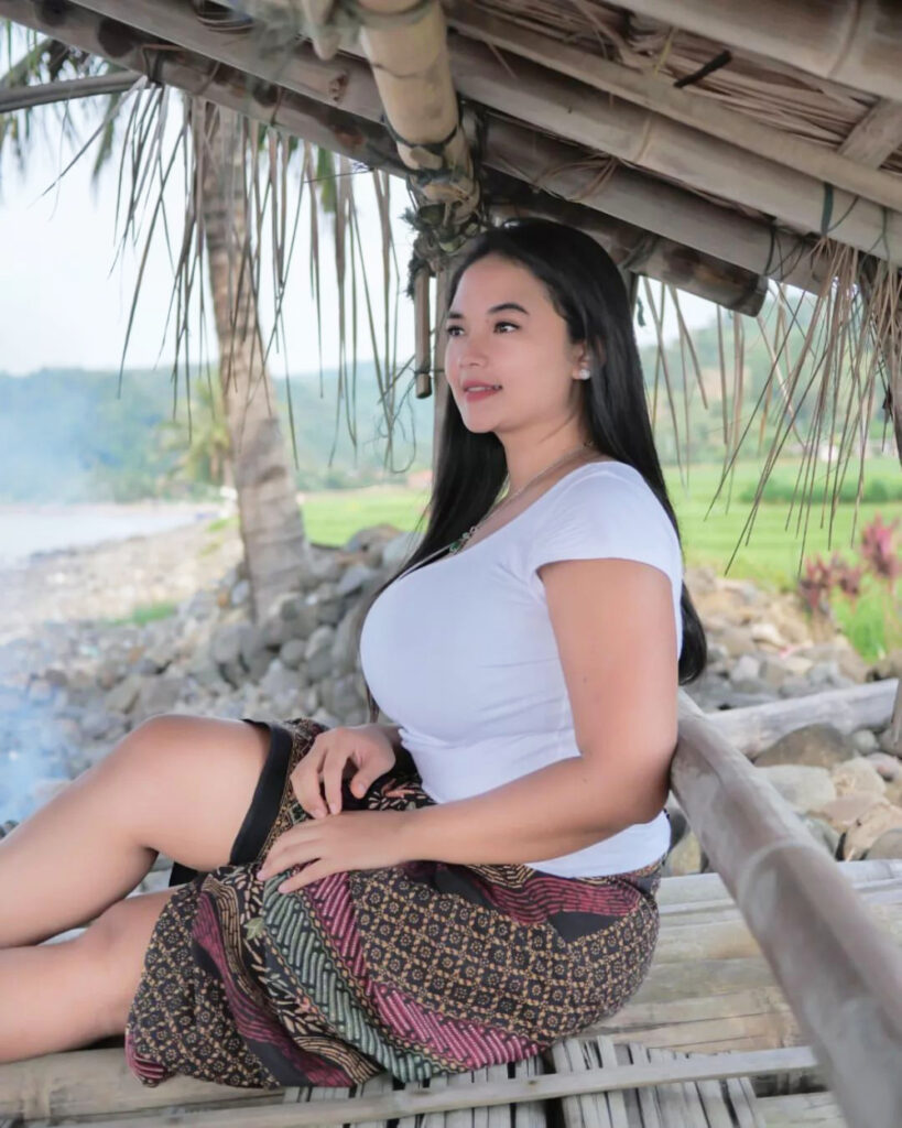 Gina Permata cewek Desa Toge dada besar sarung batik di pinggir sawah