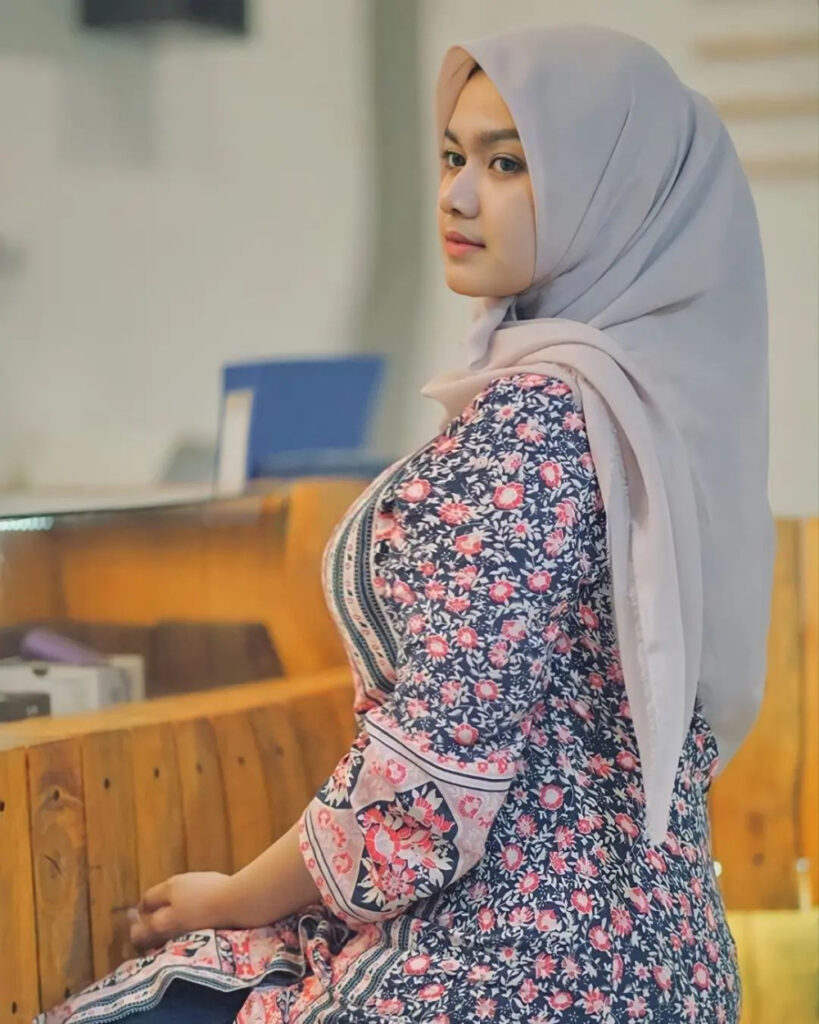 cewek Hijab Mancung manis dan tige hijab seksi