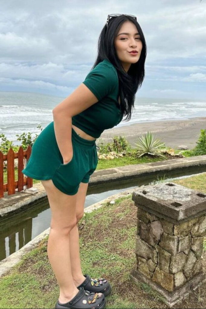 Pose Nungging Seksi Natalie Scholer
