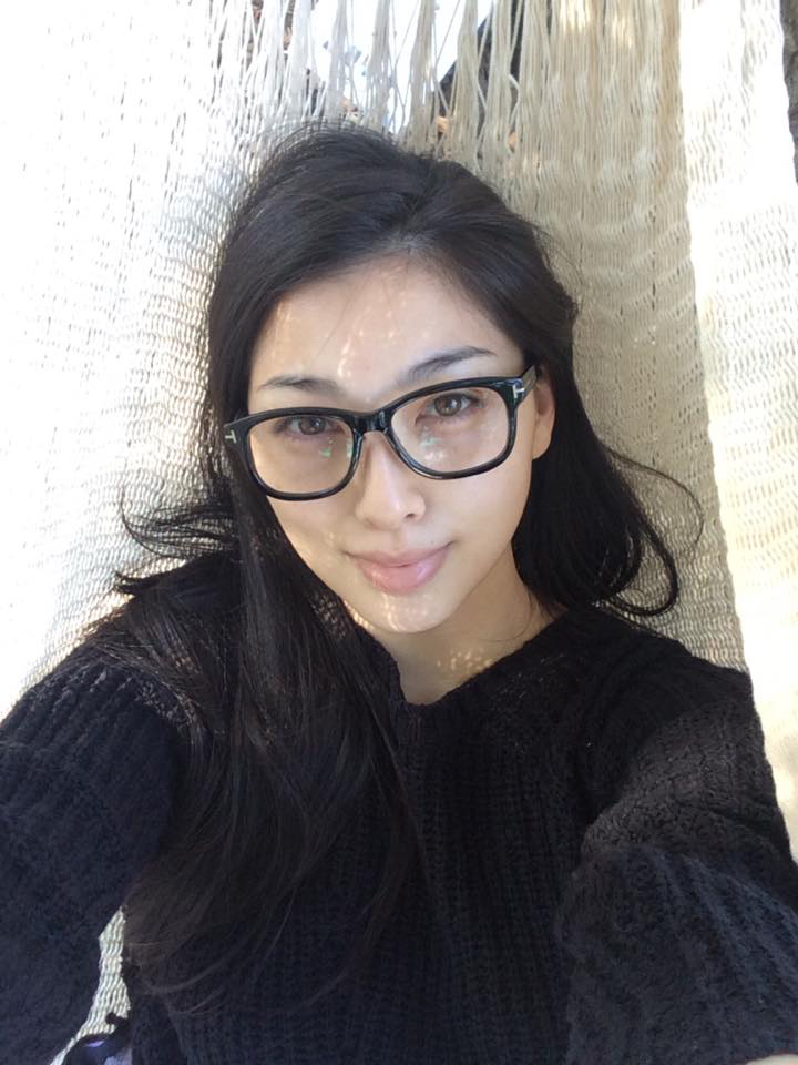 Saori Hara selfie pakai Kacamata manis