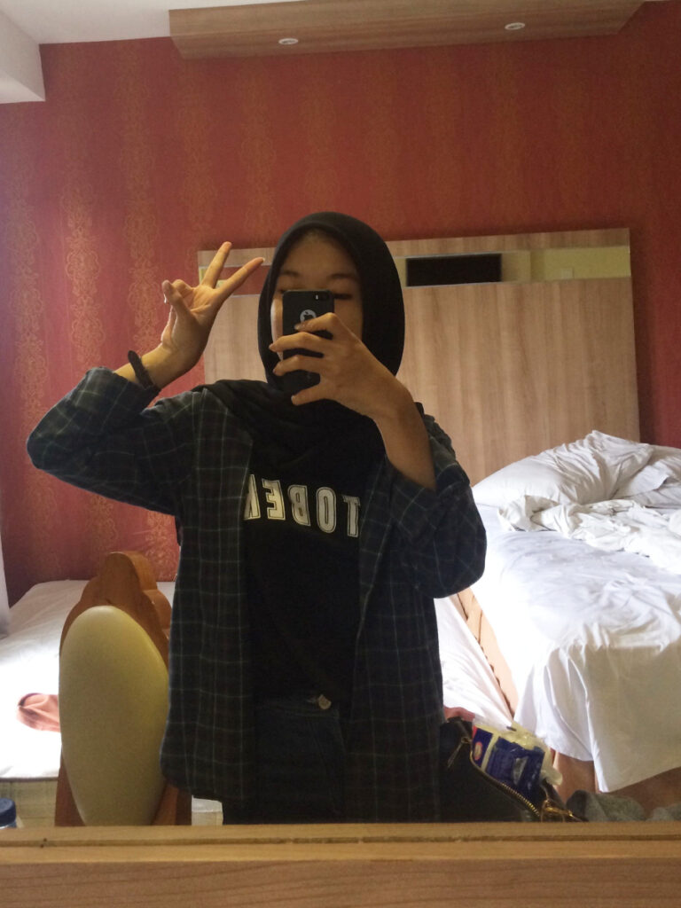 Mahasiswi Selfie di kamar hotel