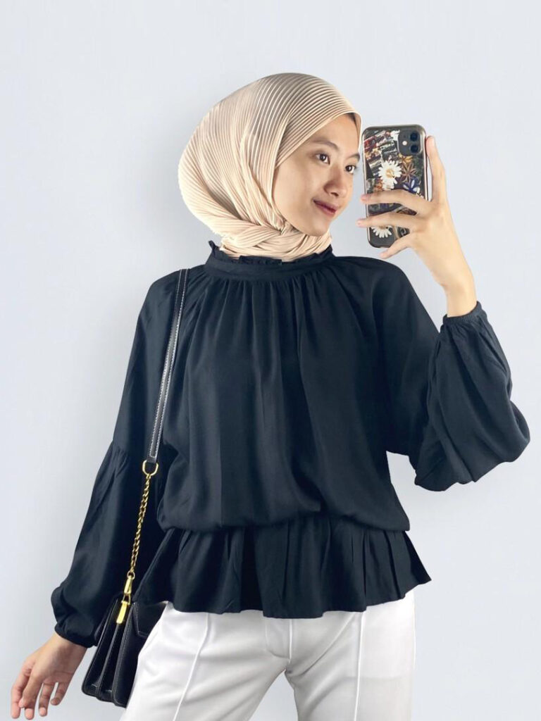 Blouse Hitam Cewek Hijab Selfie manis dan seksi