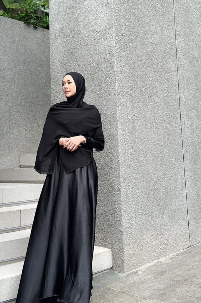 Dress Hitam Seksi Aura Kasih Hijab Maxy Gwon