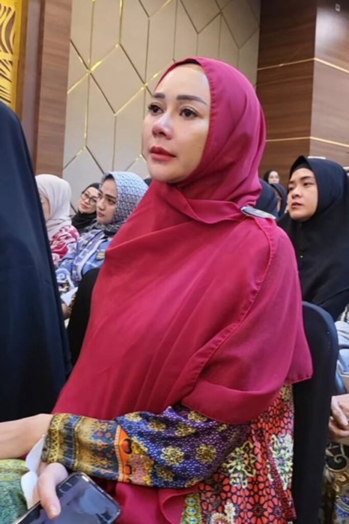 JIlbab merah Wajah Sange Aura Kasih Seksi