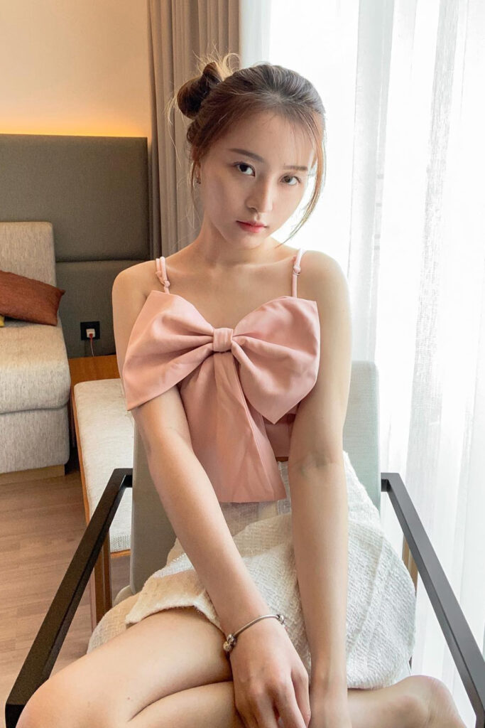 OOTd Rok Mini Pendek Lucu Vior dan Seksi Ikat Rambut di Kamar Hotel