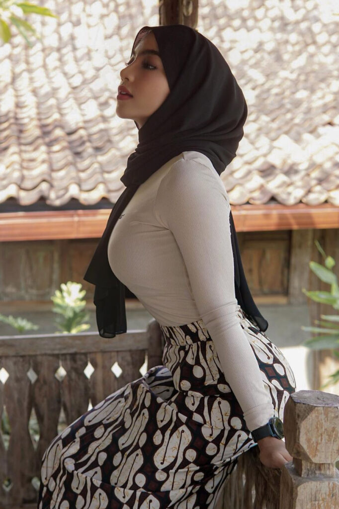 Pose Busung Dada Seksi Oklin Fia Jilbab Ketat