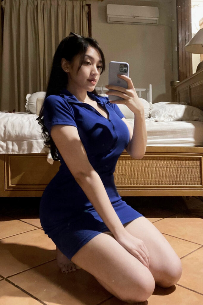 Pose Duduk Selfie seksi Amanda Zahra Mirip Nico Robin