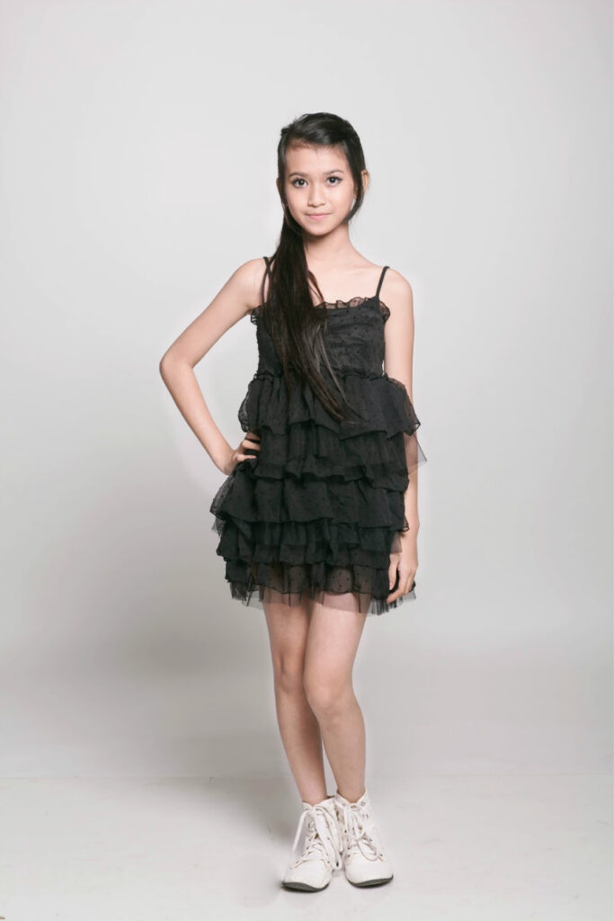Pose Safira Kaunang model SMP Idola Cilik