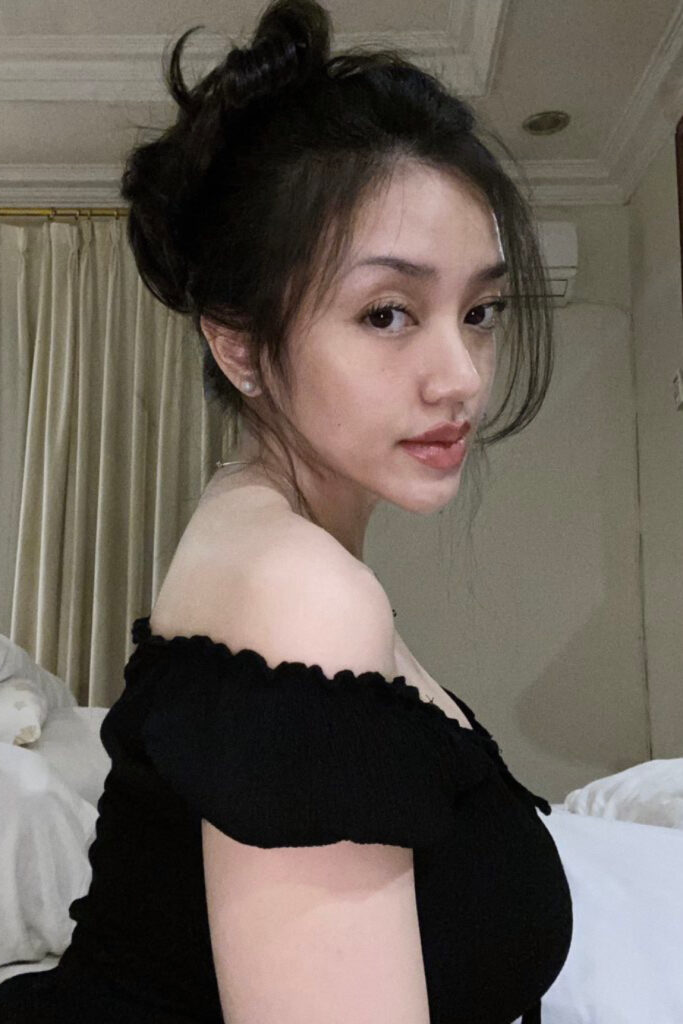 Pose ikat rambut Leher indah janda seksi Amanda Zahra