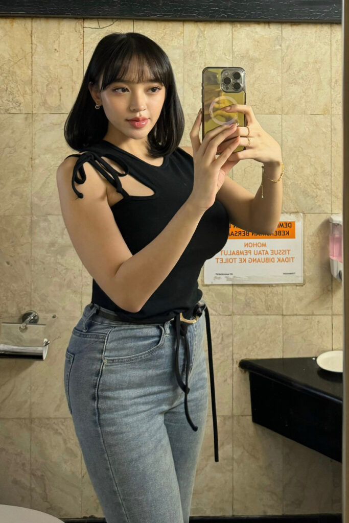 Selfie seksi Amanda Zahra di depan cermin super hot dan manis