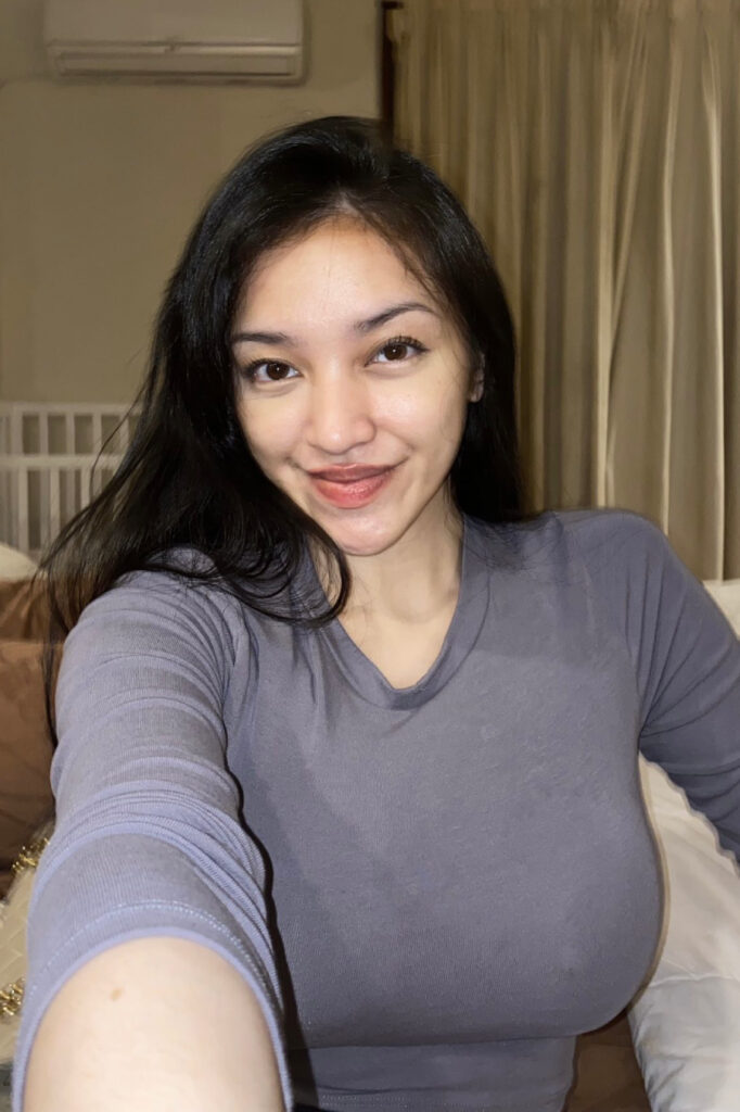 Selfie super seksi Amanda Zahra di atas ranjang