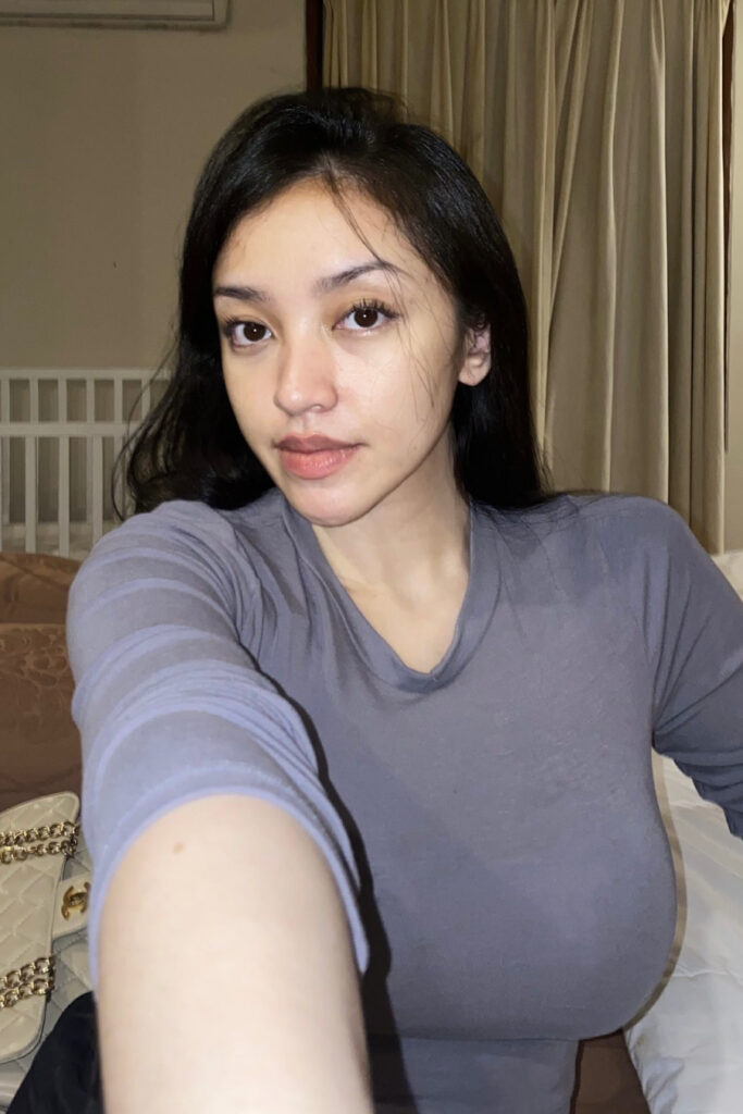 Selfie super seksi Amanda Zahra di atas ranjang super toge