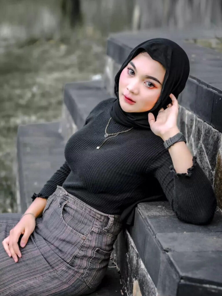 cewek jilbab ketat seksi Hitam