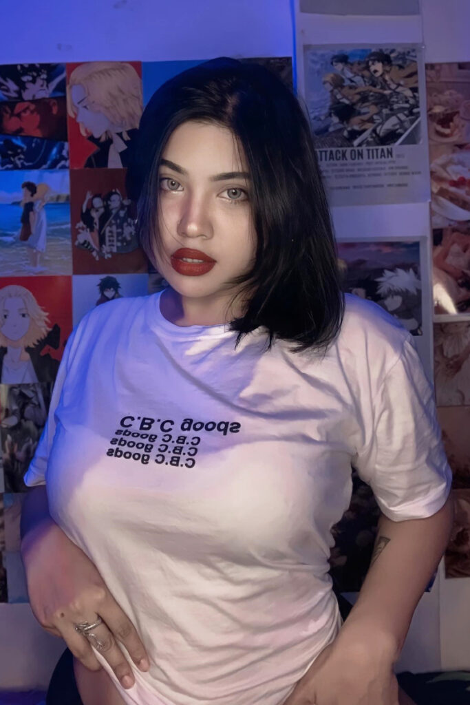 Baju Kaos Ketat Seksi DEa Onlyfans