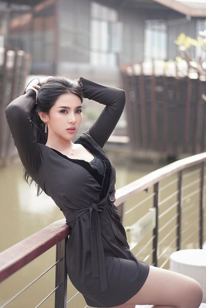 Dress Hitam Pose sensual Amelia NS Nurma Sungkawa