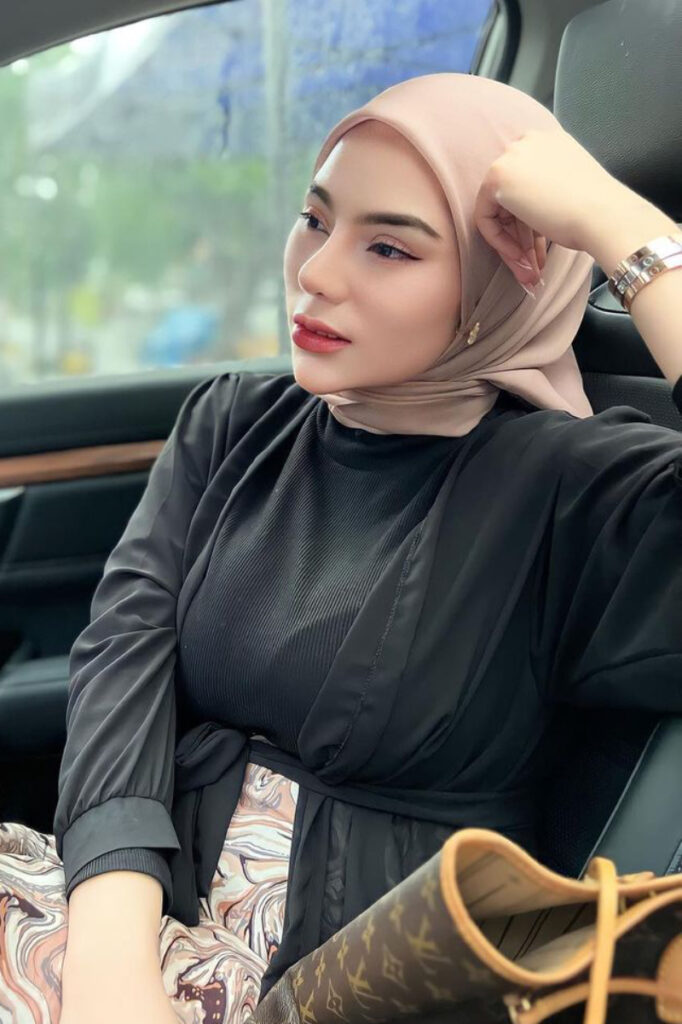 Hijab Charent Bears Pose Termening dalam Mobil Janda manis