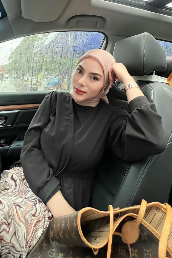 Hijab Charent Bears tatapan mata menggoda