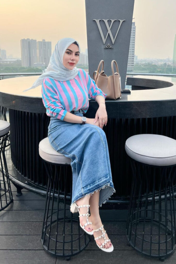 Pose duduk menggoda Hijab Charent Bears