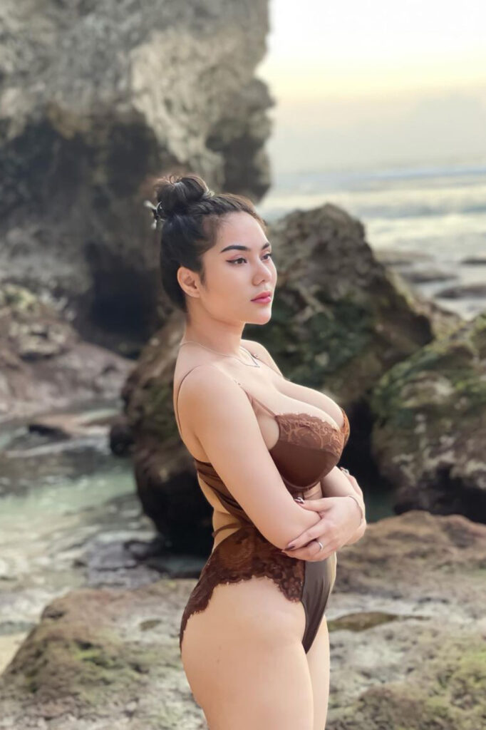 Selebgram seksi Bikini Charent Bears