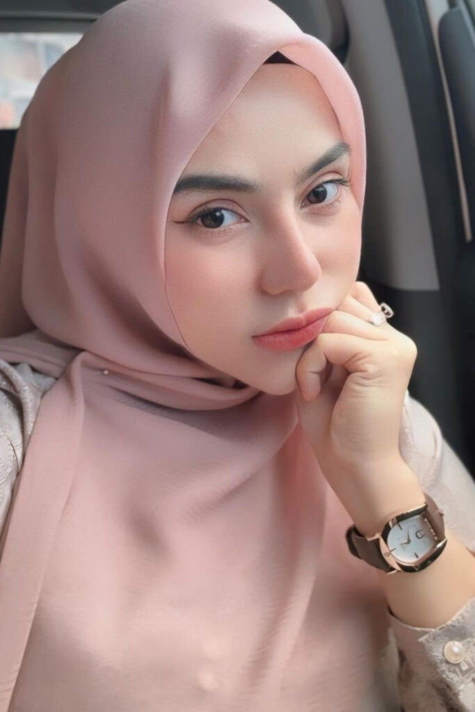 Tatapan mata menggoda Hijab Charent Bears