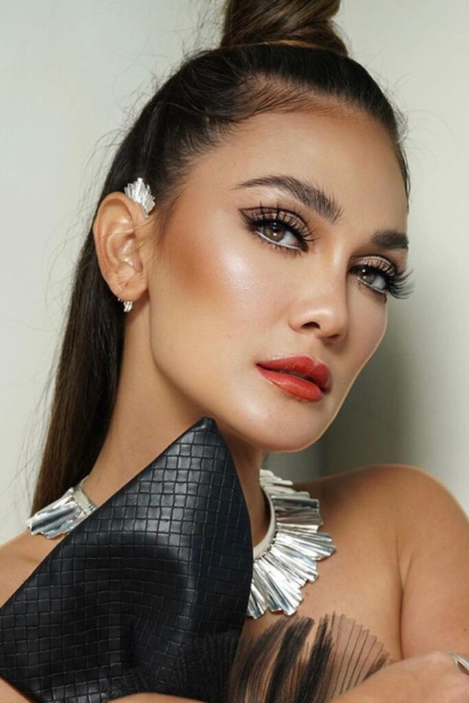 Alis Cantik dan manis seksi Luna Maya Bibir Tipis