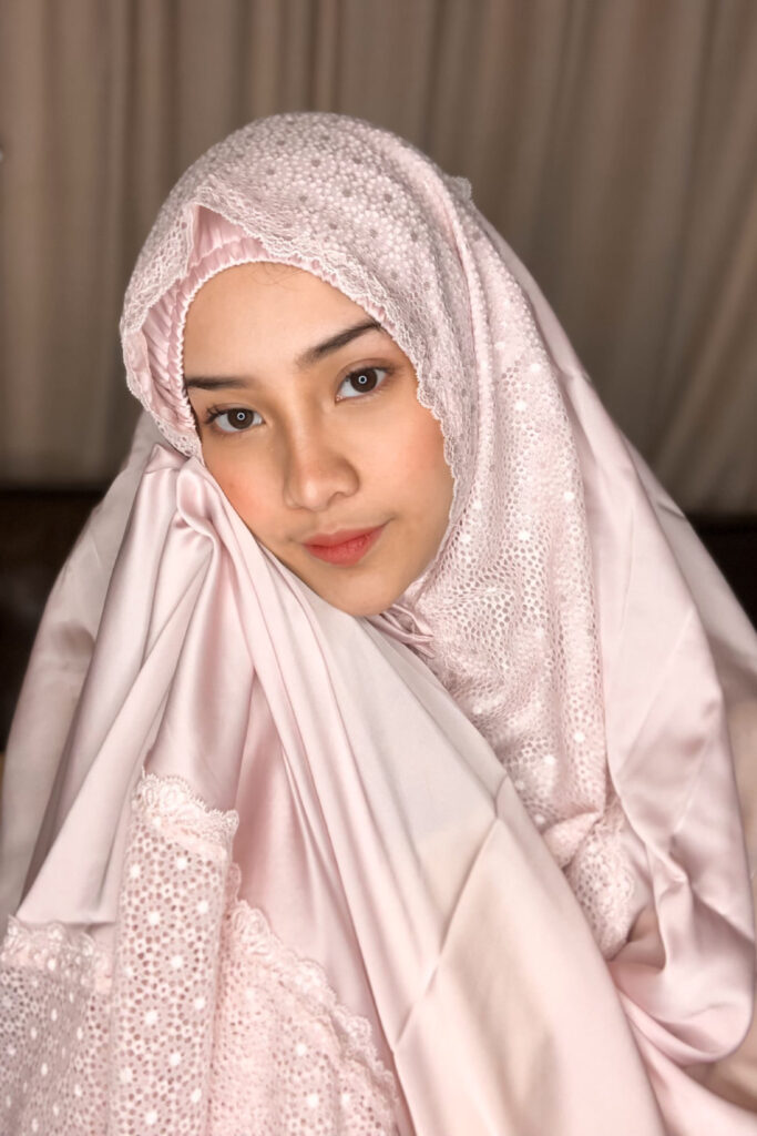 Anya Geraldine manis pakai Mukena elegan